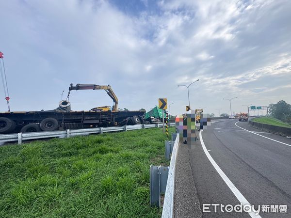 ▲ 國道1號北向288.5公里台南新營段，今日發生聯結車翻覆事故  。（圖／記者林東良翻攝）