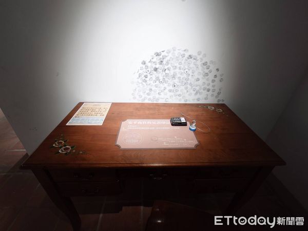 ▲台南安平德記洋行展場內集章設施原為親子互動設計，卻因不當使用導致牆面明顯汙損。（記者林東良翻攝，下同）