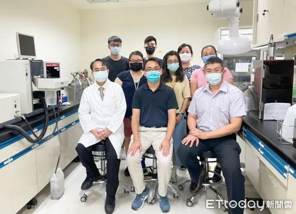 研究團隊合影，前排左起：顏宗海主任、顏毅廣副教授、楊家銘教（圖／長庚醫院提供）。