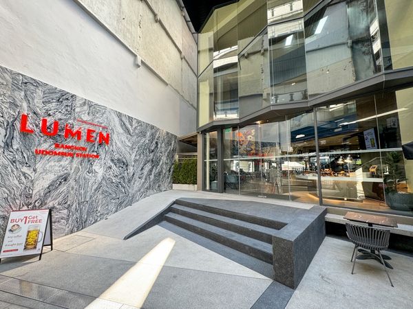 ▲▼曼谷平價飯店，小資族最愛僅需千元就能入住，臨近BTS站地理位置很好，二訪新增頂樓泳池吧用餐空間。（圖／部落客VIVIYU提供）