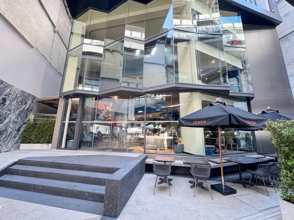 ▲▼曼谷平價飯店，小資族最愛僅需千元就能入住，臨近BTS站地理位置很好，二訪新增頂樓泳池吧用餐空間。（圖／部落客VIVIYU提供）
