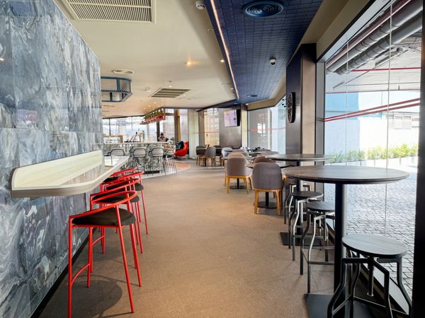 ▲▼曼谷平價飯店，小資族最愛僅需千元就能入住，臨近BTS站地理位置很好，二訪新增頂樓泳池吧用餐空間。（圖／部落客VIVIYU提供）