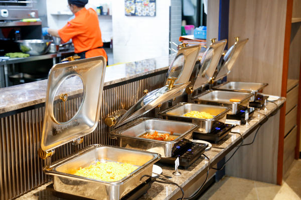▲▼曼谷平價飯店，小資族最愛僅需千元就能入住，臨近BTS站地理位置很好，二訪新增頂樓泳池吧用餐空間。（圖／部落客VIVIYU提供）