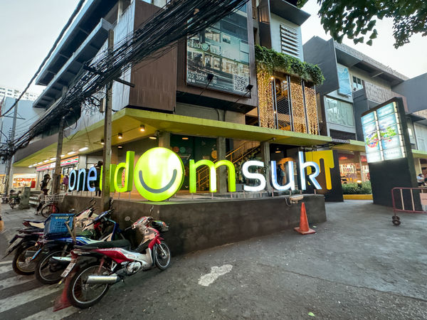 ▲▼曼谷平價飯店，小資族最愛僅需千元就能入住，臨近BTS站地理位置很好，二訪新增頂樓泳池吧用餐空間。（圖／部落客VIVIYU提供）