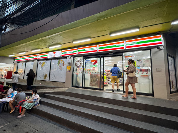 ▲▼曼谷平價飯店，小資族最愛僅需千元就能入住，臨近BTS站地理位置很好，二訪新增頂樓泳池吧用餐空間。（圖／部落客VIVIYU提供）