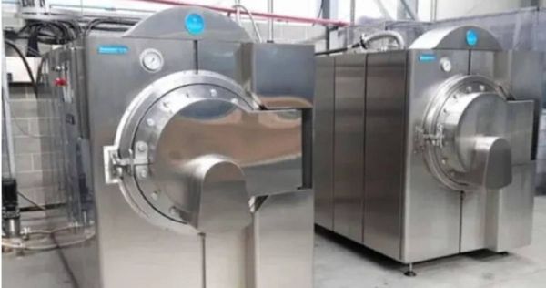 英國考慮推行環保「水葬」引道德爭議，遭批侮辱亡者尊嚴。（翻攝自X）