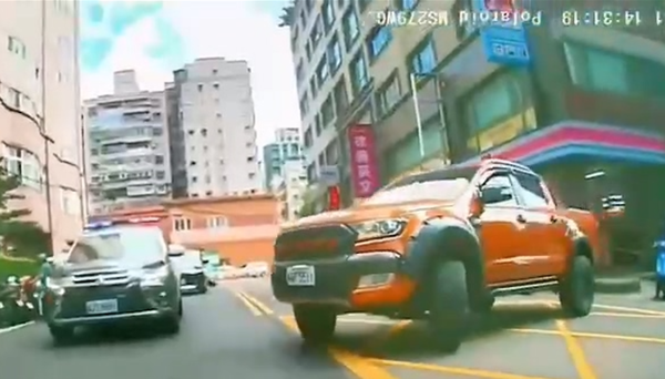 ▲▼ 三重皮卡在警察眼前逆向闖紅燈 最高罰7200 。（圖／翻攝社會事新聞影音）