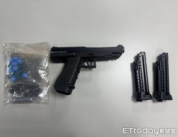 ▲▼張男被警方逮捕帶回派出所，在他身上起獲空氣鎮暴槍、彈匣及氣瓶             。（圖／記者陳以昇翻攝）