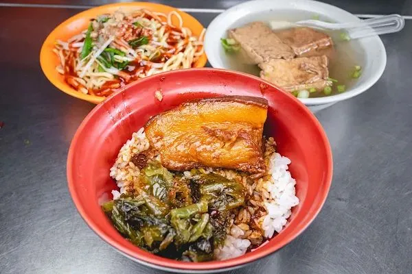 ▲▼台中西區50年美食「大麵嫂民生北路」，一碗炒麵才賣25元，內用加湯900次賣炒麵爌肉飯養大一家四兄弟。（圖／部落客美熊提供）