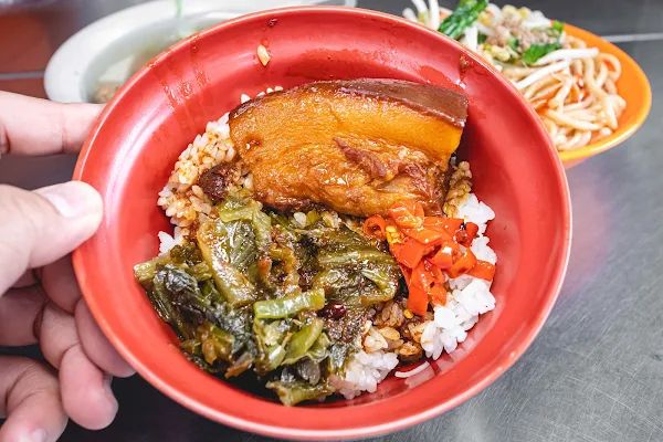 ▲▼台中西區50年美食「大麵嫂民生北路」，一碗炒麵才賣25元，內用加湯900次賣炒麵爌肉飯養大一家四兄弟。（圖／部落客美熊提供）