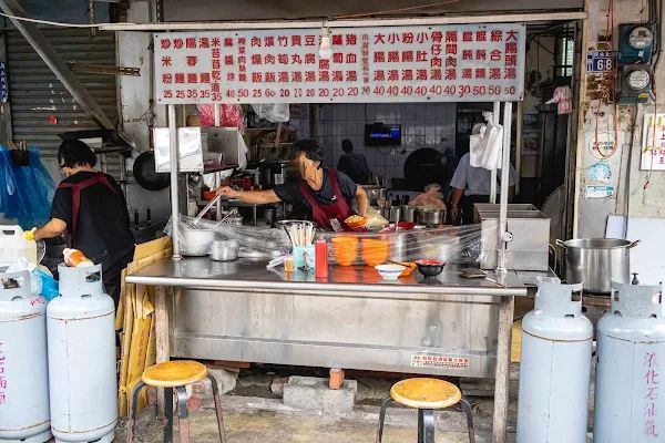 ▲▼台中西區50年美食「大麵嫂民生北路」，一碗炒麵才賣25元，內用加湯900次賣炒麵爌肉飯養大一家四兄弟。（圖／部落客美熊提供）