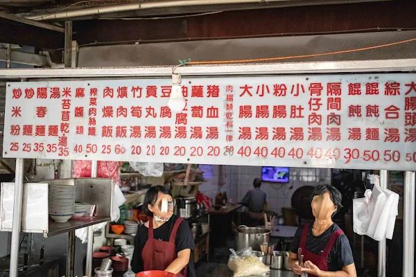 ▲▼台中西區50年美食「大麵嫂民生北路」，一碗炒麵才賣25元，內用加湯900次賣炒麵爌肉飯養大一家四兄弟。（圖／部落客美熊提供）
