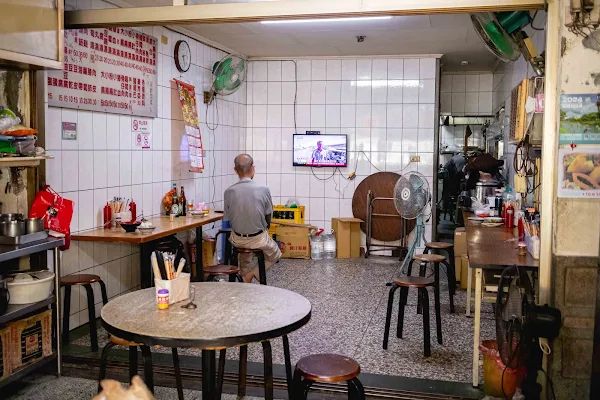 ▲▼台中西區50年美食「大麵嫂民生北路」，一碗炒麵才賣25元，內用加湯900次賣炒麵爌肉飯養大一家四兄弟。（圖／部落客美熊提供）