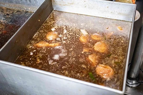 ▲▼台中西區50年美食「大麵嫂民生北路」，一碗炒麵才賣25元，內用加湯900次賣炒麵爌肉飯養大一家四兄弟。（圖／部落客美熊提供）