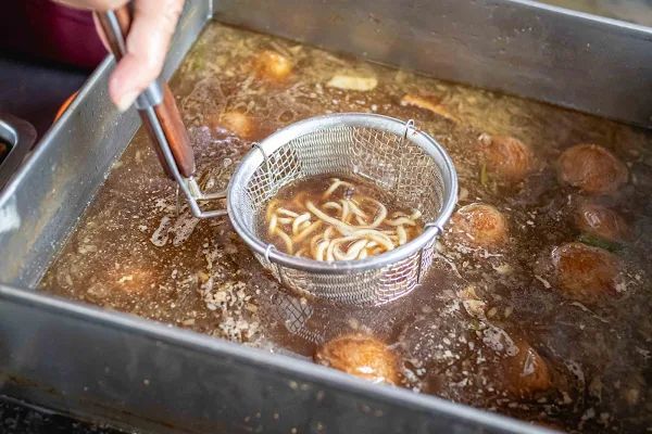 ▲▼台中西區50年美食「大麵嫂民生北路」，一碗炒麵才賣25元，內用加湯900次賣炒麵爌肉飯養大一家四兄弟。（圖／部落客美熊提供）