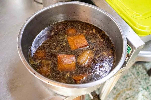 ▲▼台中西區50年美食「大麵嫂民生北路」，一碗炒麵才賣25元，內用加湯900次賣炒麵爌肉飯養大一家四兄弟。（圖／部落客美熊提供）