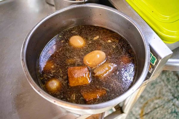 ▲▼台中西區50年美食「大麵嫂民生北路」，一碗炒麵才賣25元，內用加湯900次賣炒麵爌肉飯養大一家四兄弟。（圖／部落客美熊提供）