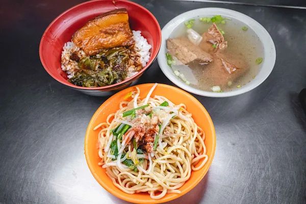 ▲▼台中西區50年美食「大麵嫂民生北路」，一碗炒麵才賣25元，內用加湯900次賣炒麵爌肉飯養大一家四兄弟。（圖／部落客美熊提供）
