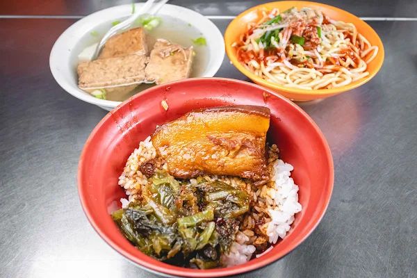 ▲▼台中西區50年美食「大麵嫂民生北路」，一碗炒麵才賣25元，內用加湯900次賣炒麵爌肉飯養大一家四兄弟。（圖／部落客美熊提供）