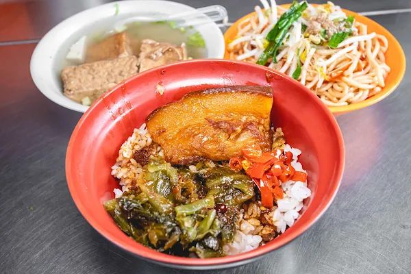 ▲▼台中西區50年美食「大麵嫂民生北路」，一碗炒麵才賣25元，內用加湯900次賣炒麵爌肉飯養大一家四兄弟。（圖／部落客美熊提供）