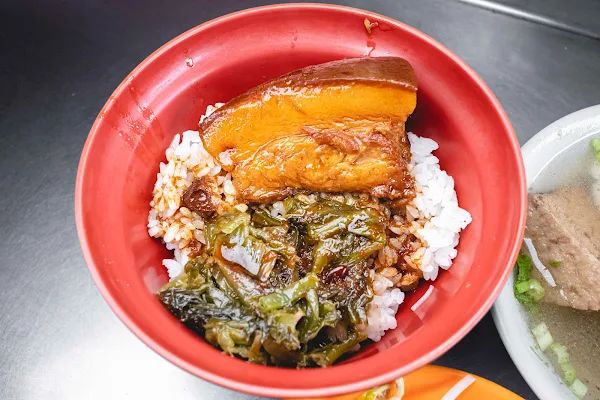 ▲▼台中西區50年美食「大麵嫂民生北路」，一碗炒麵才賣25元，內用加湯900次賣炒麵爌肉飯養大一家四兄弟。（圖／部落客美熊提供）