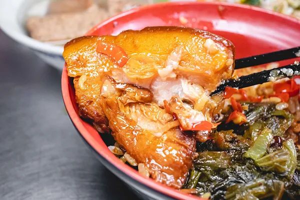 ▲▼台中西區50年美食「大麵嫂民生北路」，一碗炒麵才賣25元，內用加湯900次賣炒麵爌肉飯養大一家四兄弟。（圖／部落客美熊提供）