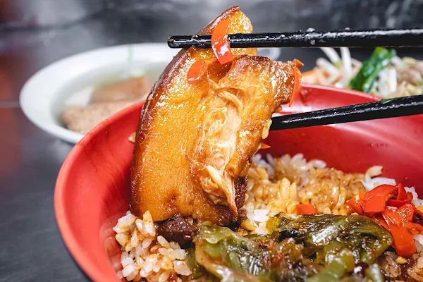 ▲▼台中西區50年美食「大麵嫂民生北路」，一碗炒麵才賣25元，內用加湯900次賣炒麵爌肉飯養大一家四兄弟。（圖／部落客美熊提供）