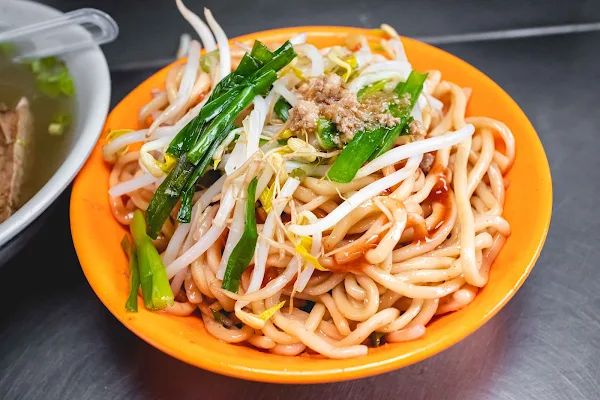 ▲▼台中西區50年美食「大麵嫂民生北路」，一碗炒麵才賣25元，內用加湯900次賣炒麵爌肉飯養大一家四兄弟。（圖／部落客美熊提供）