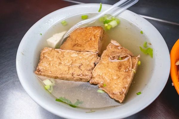 ▲▼台中西區50年美食「大麵嫂民生北路」，一碗炒麵才賣25元，內用加湯900次賣炒麵爌肉飯養大一家四兄弟。（圖／部落客美熊提供）