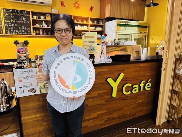 ▲曾小語（化名）在YMCA「照顧咖啡館」累積餐飲與照服經驗，如今成為專案管理人，成功轉職。（記者林東良翻攝，下同）