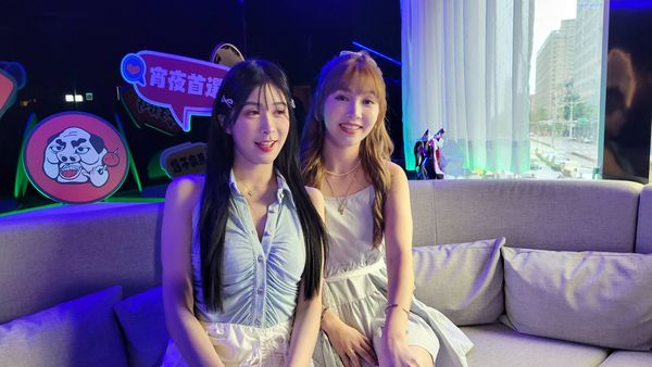 ▲草莓與雪寶今天擔任一日店長。（圖／記者葉文正攝）