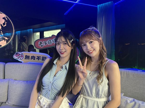 ▲草莓與雪寶今天擔任一日店長。（圖／記者葉文正攝）