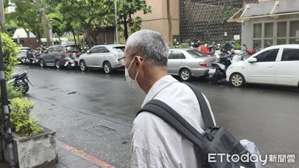 ▲▼林秉樞父親（林秋風，須匿名）今（12日）替兒子到台北地院出庭，告立委陳菁徽、名嘴朱凱翔洩個資，應賠償共120萬元。（圖／記者黃哲民攝）