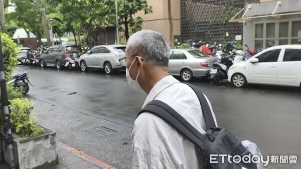 ▲▼林秉樞父親（林秋風，須匿名）今（12日）替兒子到台北地院出庭，告立委陳菁徽、名嘴朱凱翔洩個資，應賠償共120萬元。（圖／記者黃哲民攝）