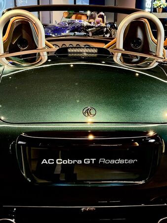 ▲▼林志穎搶先看！曬「千萬眼鏡蛇跑車」。（圖／翻攝自臉書）