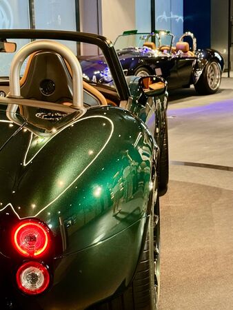 ▲▼林志穎搶先看！曬「千萬眼鏡蛇跑車」。（圖／翻攝自臉書）