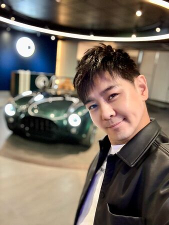 ▲▼林志穎搶先看！曬「千萬眼鏡蛇跑車」。（圖／翻攝自臉書）