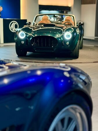 ▲▼林志穎搶先看！曬「千萬眼鏡蛇跑車」。（圖／翻攝自臉書）