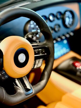 ▲▼林志穎搶先看！曬「千萬眼鏡蛇跑車」。（圖／翻攝自臉書）