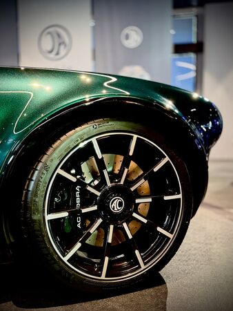 ▲▼林志穎搶先看！曬「千萬眼鏡蛇跑車」。（圖／翻攝自臉書）