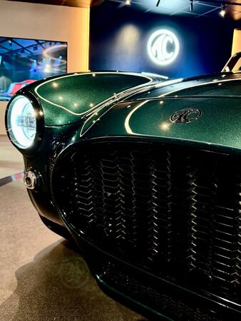 ▲▼林志穎搶先看！曬「千萬眼鏡蛇跑車」。（圖／翻攝自臉書）