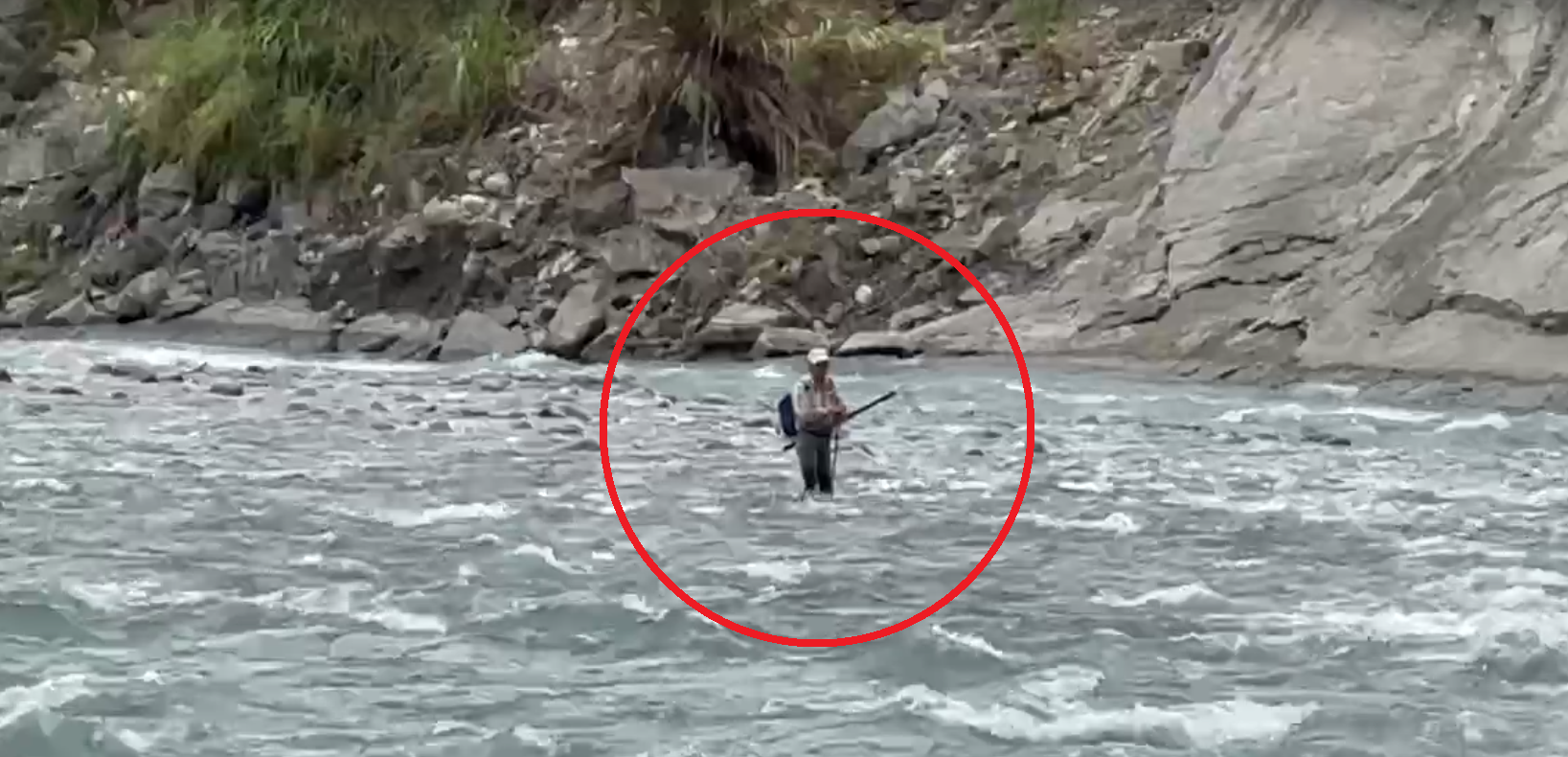 ▲台中男子受困東勢沙洲2小時，驚慌站立溪中生死一瞬。（圖／民眾提供，下同）