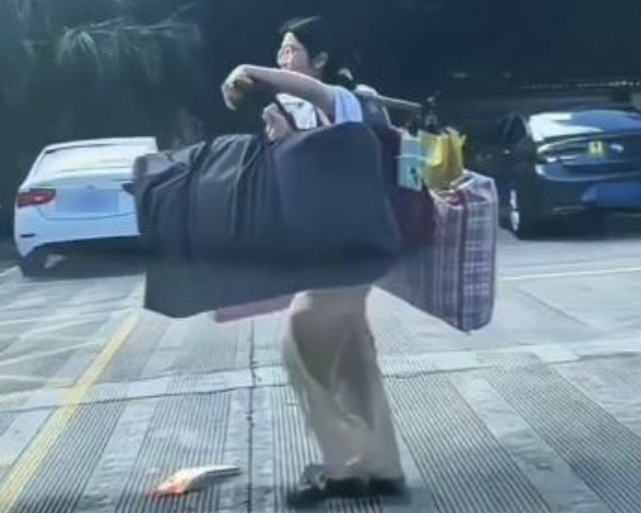 ▲桂林一名女同學高考結束後，一根扁擔挑上兩大包行李返家，引起外界關注。（圖／翻攝極目新聞）