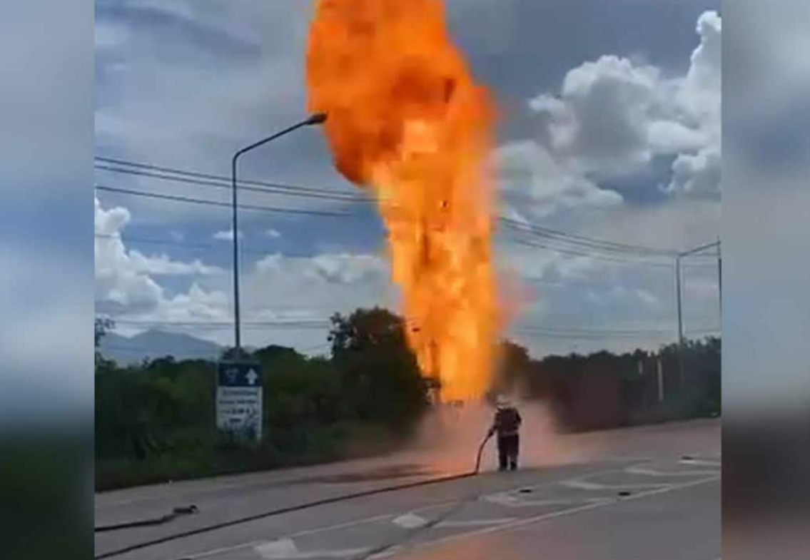 ▲▼泰貨車「載20桶瓦斯」翻覆爆炸！火焰噴10公尺高　驚悚畫面曝。（圖／翻攝自สวพ.FM91）