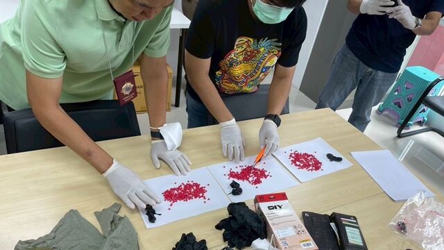 ▲▼「812顆冰毒」體內破裂！他闖關曼谷機場大失敗　腹痛抽搐急送醫。（圖／臉書สถานีตำรวจนครบาลหัวหมาก）