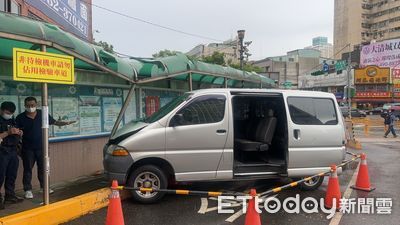 駕訓班司機載5人去考試!監理站內暴衝 2人沒拿到駕照先送醫