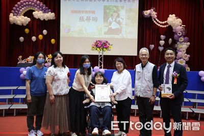 車禍重癱「珣珣」畢業了!嘉義市各國中畢業典禮 黃敏惠送祝福