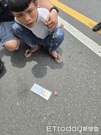 ▲詐騙集團車手於南投縣立殯儀館前與受害人約定面交現金，遭警方活逮。（圖／記者高堂堯翻攝）