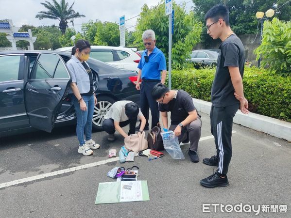 ▲詐騙集團車手於南投縣立殯儀館前與受害人約定面交現金，遭警方活逮。（圖／記者高堂堯翻攝，下同）
