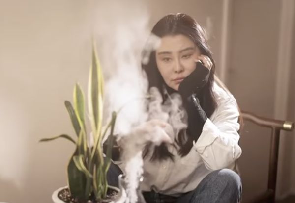 王祖賢開設艾灸館，表示艾灸是她希望能堅持一生的事業。（翻攝影片畫面）